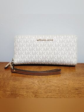 Michael Kors Jet Set Travel Continental Large Wristlet Wallet